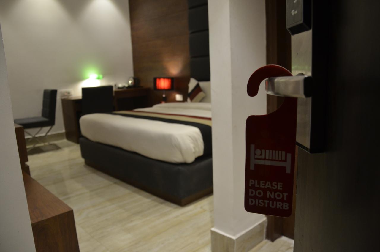 Oyo 1358 Hotel Crossroad Lucknow Exterior photo