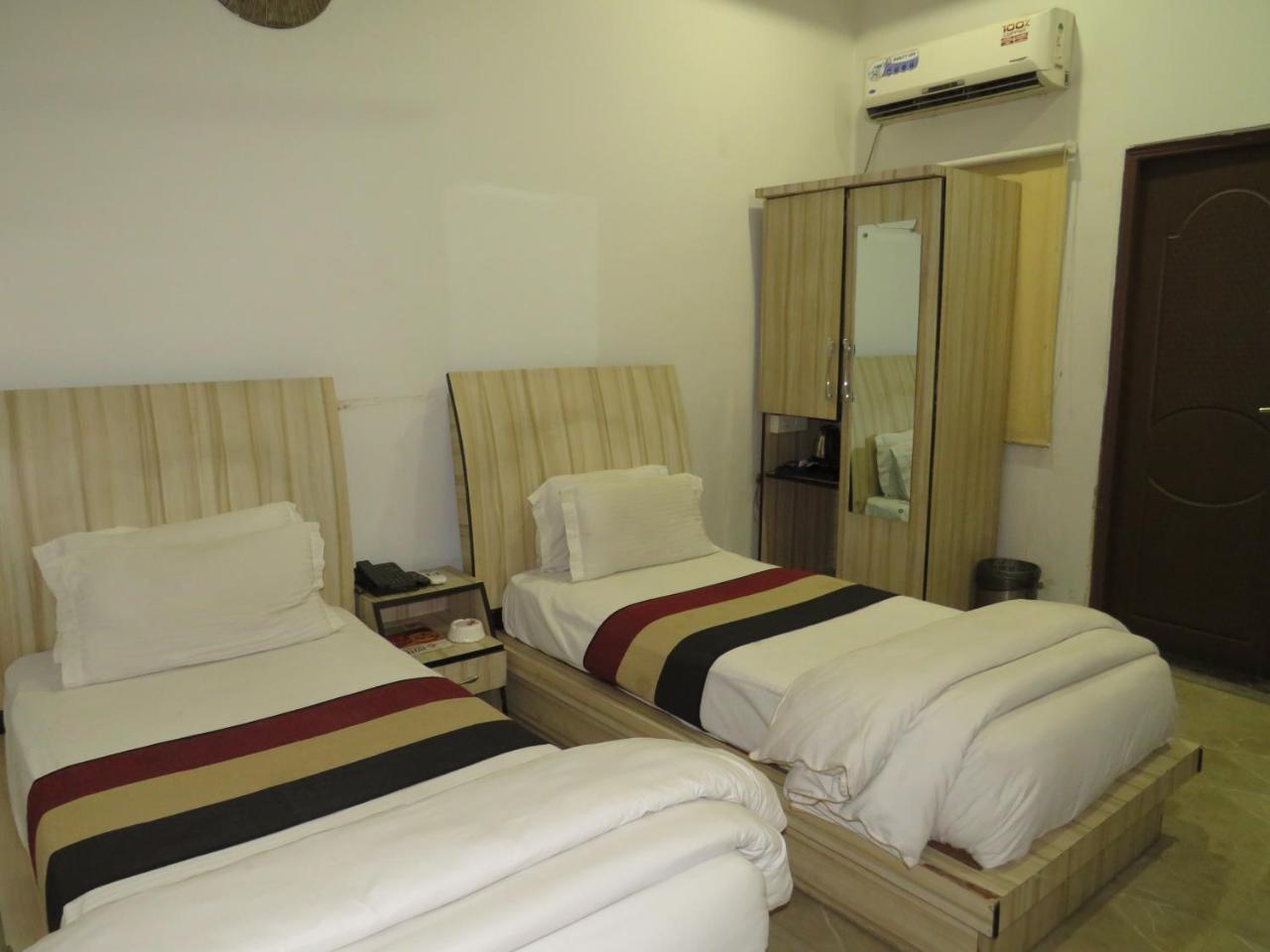 Oyo 1358 Hotel Crossroad Lucknow Exterior photo